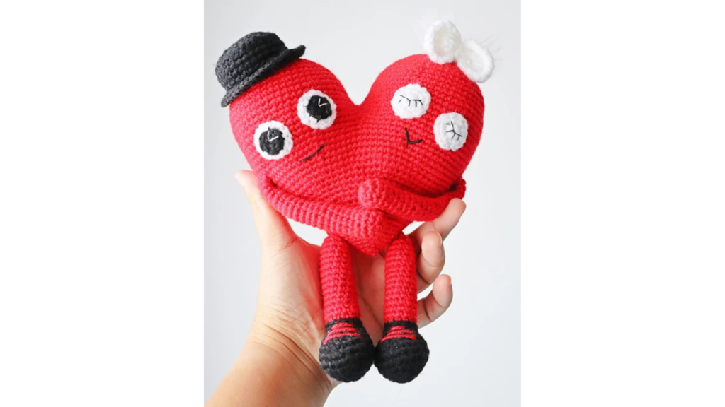 Heart couple crochet pattern valentines woolshie crochet