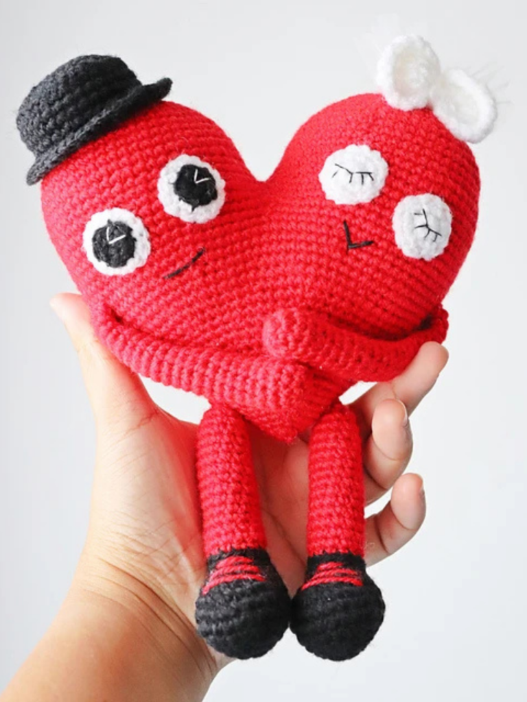 Heart couple crochet pattern valentines woolshie crochet