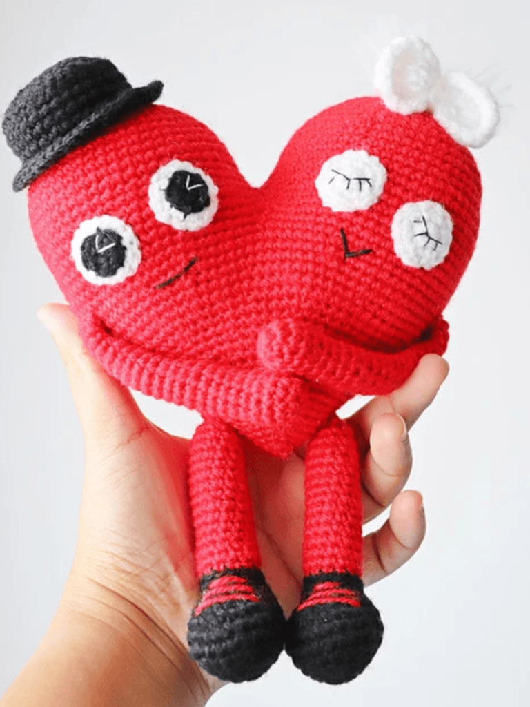 Heart couple crochet pattern valentines woolshie crochet